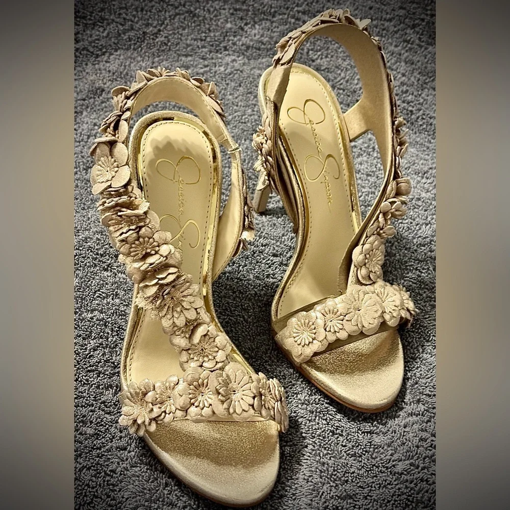 Jessica Simpson Gold Ruffled Heels - Picture 3 of 8